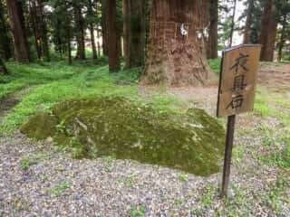 関山神社　夜具石