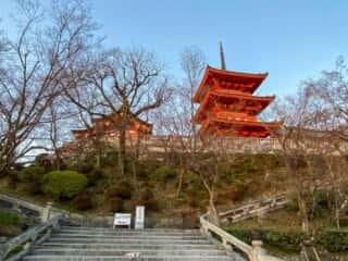 西門と三重塔