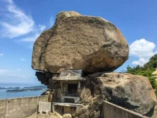 小瀬の重岩 (小瀬石鎚神社)