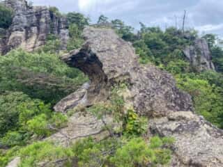 一年峰山道途中の奇石