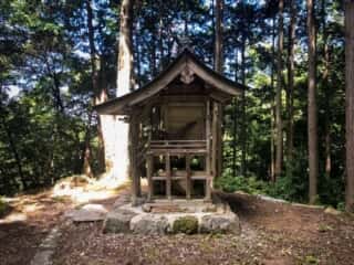 羽衣石へ行く途中にある祠