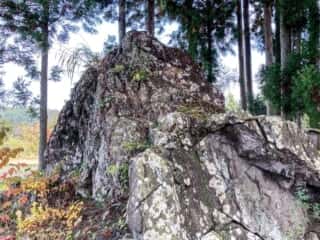 磐神社　御神体の磐座
