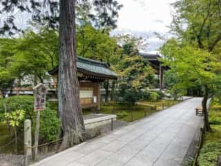 広隆寺　霊宝殿入口