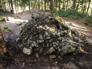 熊野神社遺跡内の塚
