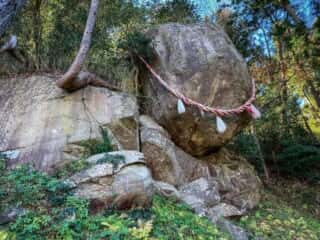 釣石神社　磐座