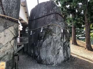三ツ石神社の巨石
