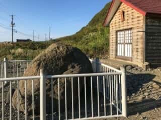 石神神社の巨石　北海道積丹郡