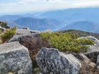 五葉山　黒岩の巨石群から望む山々