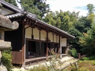 一戸建ての家のような上乗寺 (甲可日雲宮比定地)