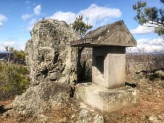 建鉾石と小祠