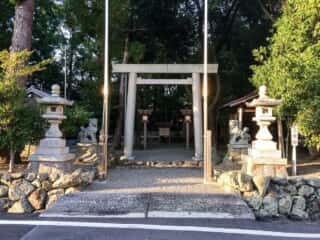 櫲樟尾神社 　鳥居　(家田田上宮比定地)