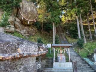 釣石神社　磐座