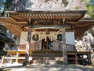 中之獄神社 拝殿と磐座