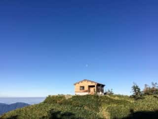 観光新道登山道　殿ケ池避難小屋