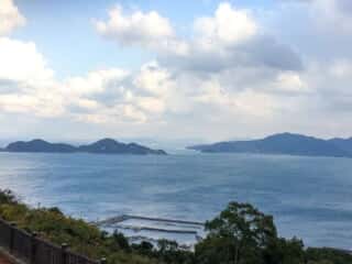 大島御獄山展望台から眺める 湯川山とその背後の足立山 皿倉山 帆立山