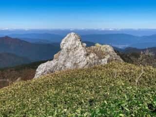 剣山の鶴石亀石そばの岩場
