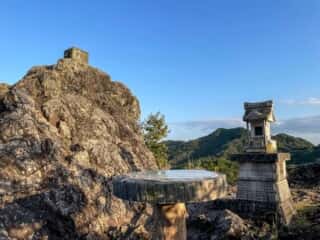 御嶽山 祠と方角標