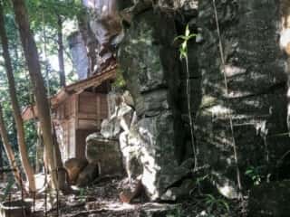 岩に囲まれた赤岩神社の拝殿