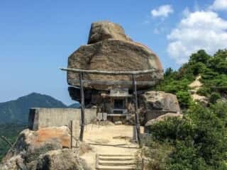 小瀬の重岩 (小瀬石鎚神社)