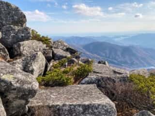 五葉山 黒岩の巨石群から望む太平洋
