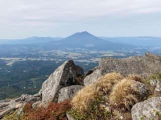 姫神山から岩手山を望む
