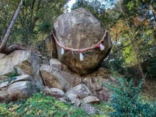 釣石神社　磐座