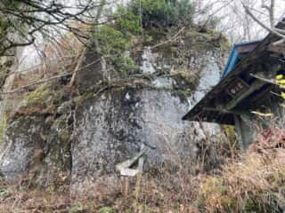 石上登山道 中之堂