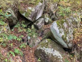 姫神山 登山道巨石群