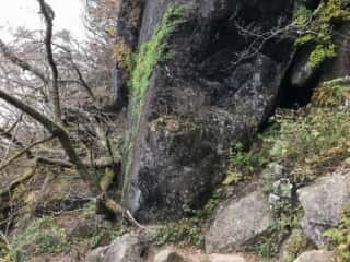 女体山御本殿裏の岩場