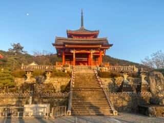 西門と三重塔