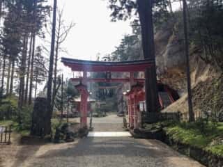 達谷窟毘沙門堂 参之鳥居