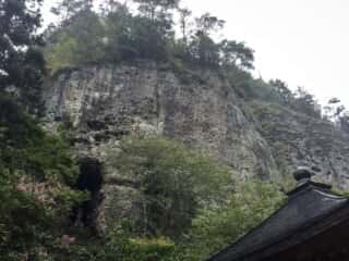 岩屋寺の大岩壁　大師堂・岩屋寺