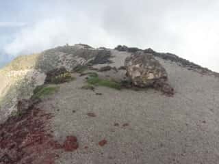 高千穂峯登山道の巨石
