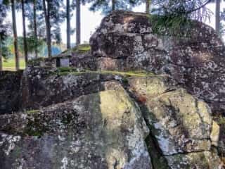磐神社　御神体の磐座