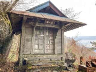 石上登山道 中之堂