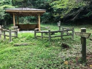 坂谷神社そばの休憩所
