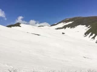 雪に覆われた月山登山道
