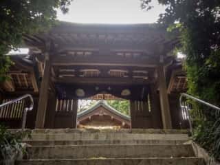宗像大社中津宮　門越しの拝殿