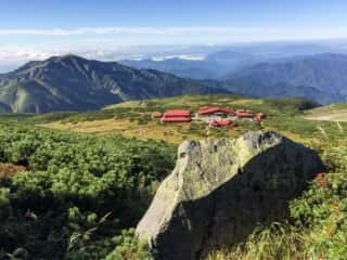 白山登山道から室堂ビジターセンターを望む