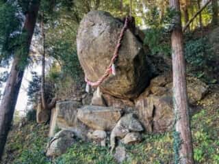 釣石神社　磐座