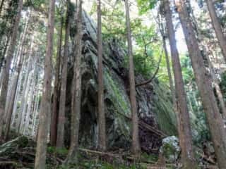 石尾神社　手前巨石