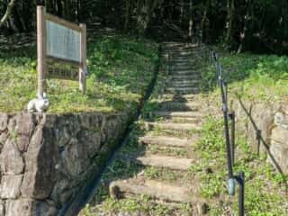 益田岩船へと続く階段