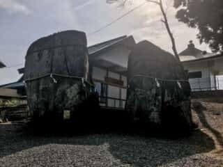三ツ石神社の巨石