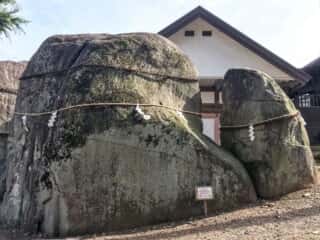 三ツ石神社の巨石