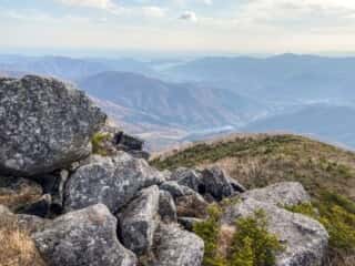 五葉山 黒岩の巨石群から望む太平洋