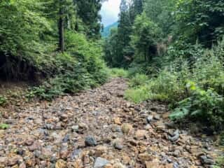 石の塔へ向かう山道