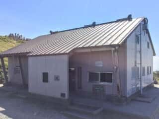 大山頂上避難小屋