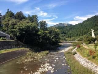 若宮神社の背後に流れる野須川（松尾川）(甲可日雲宮比定地