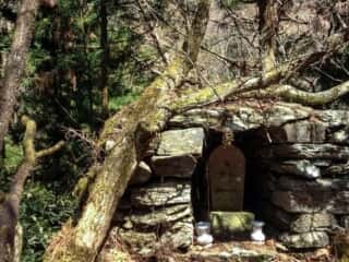 石尾神社　手前巨石上の祠