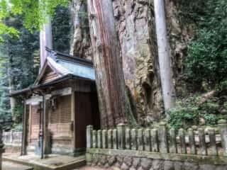 厳石神社　拝殿と磐座
